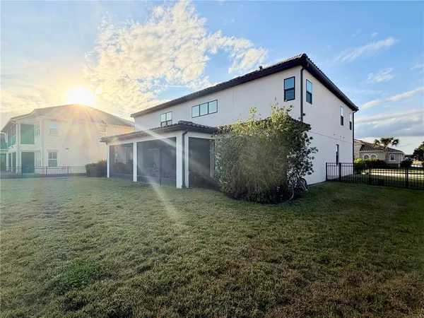a view of a house with backyard