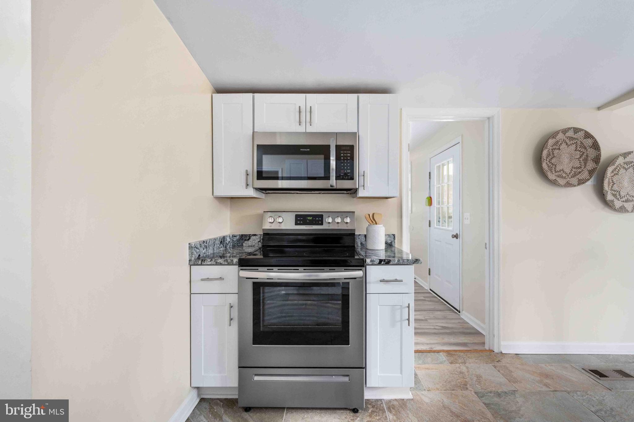 116 Lakeview Parkway Locust Grove, VA 22508 - Photo 28 of 71 a kitchen with a stove and a microwave