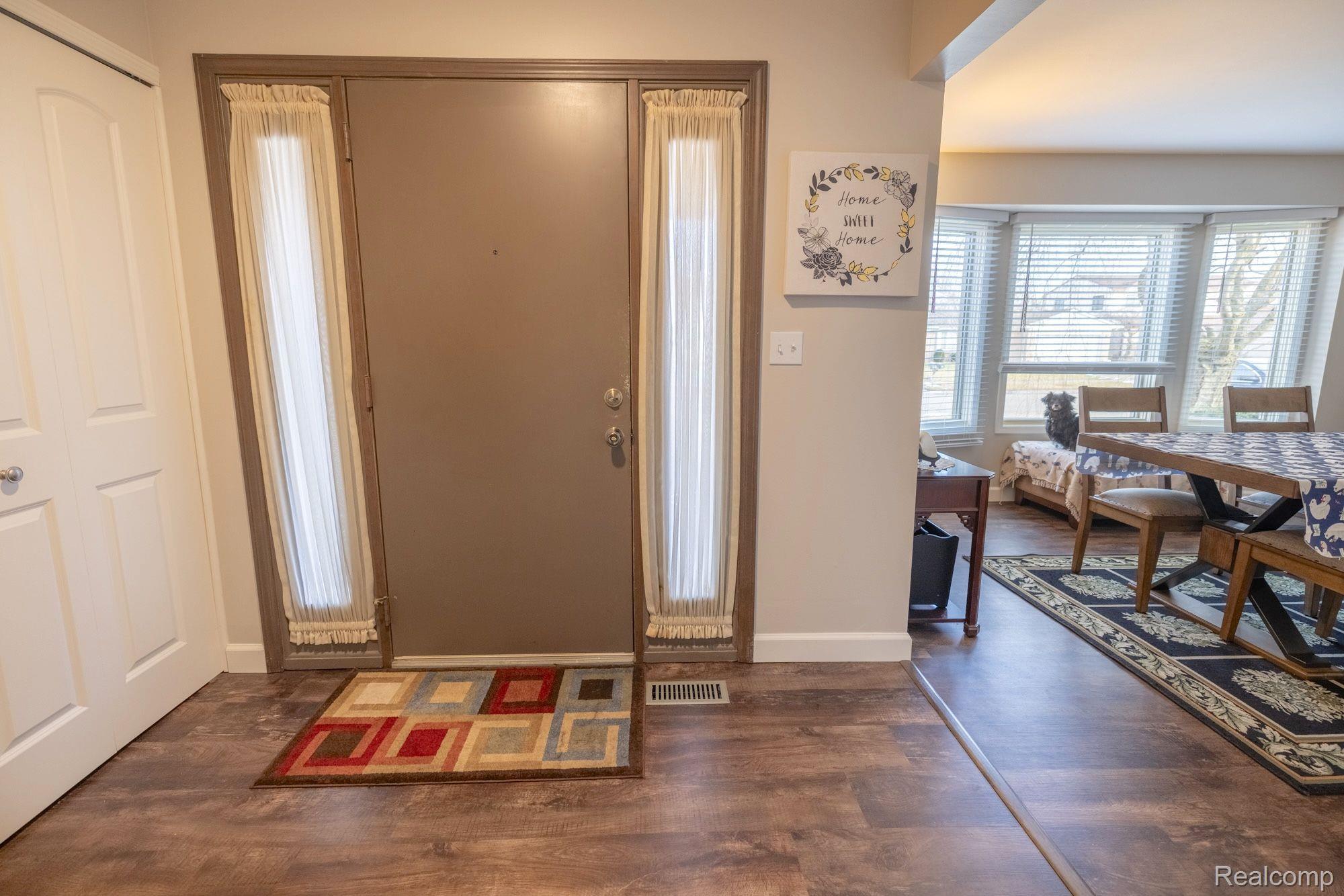 14045 Riga Livonia, MI 48154 - Photo 2 of 15 FOYER