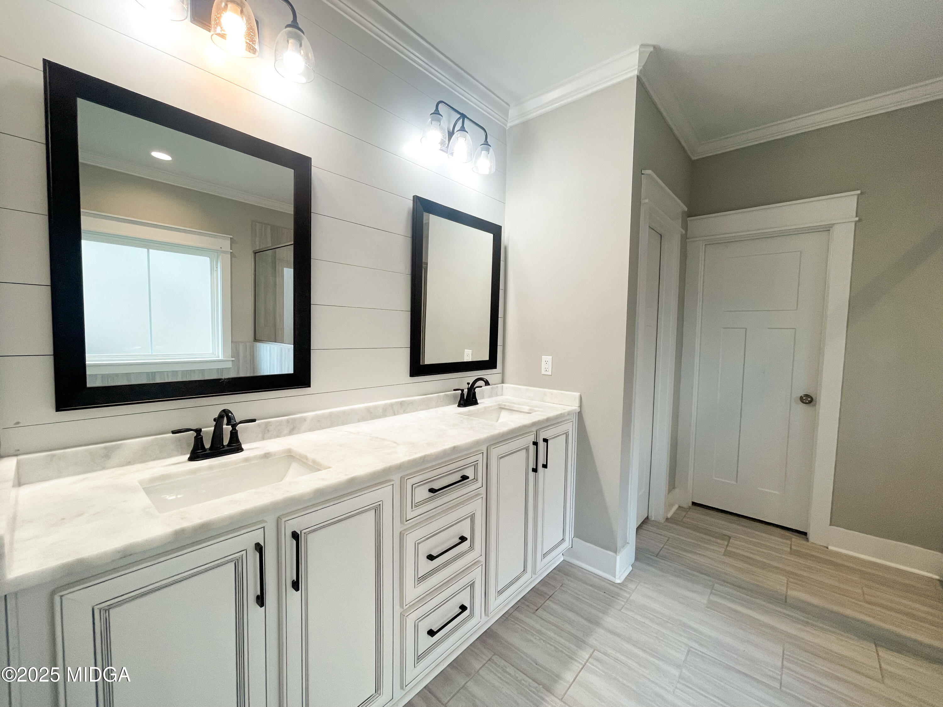 113 Perth Court Warner Robins, GA 31088 - Photo 13 of 28 a bathroom with double vanity sinks and a mirror