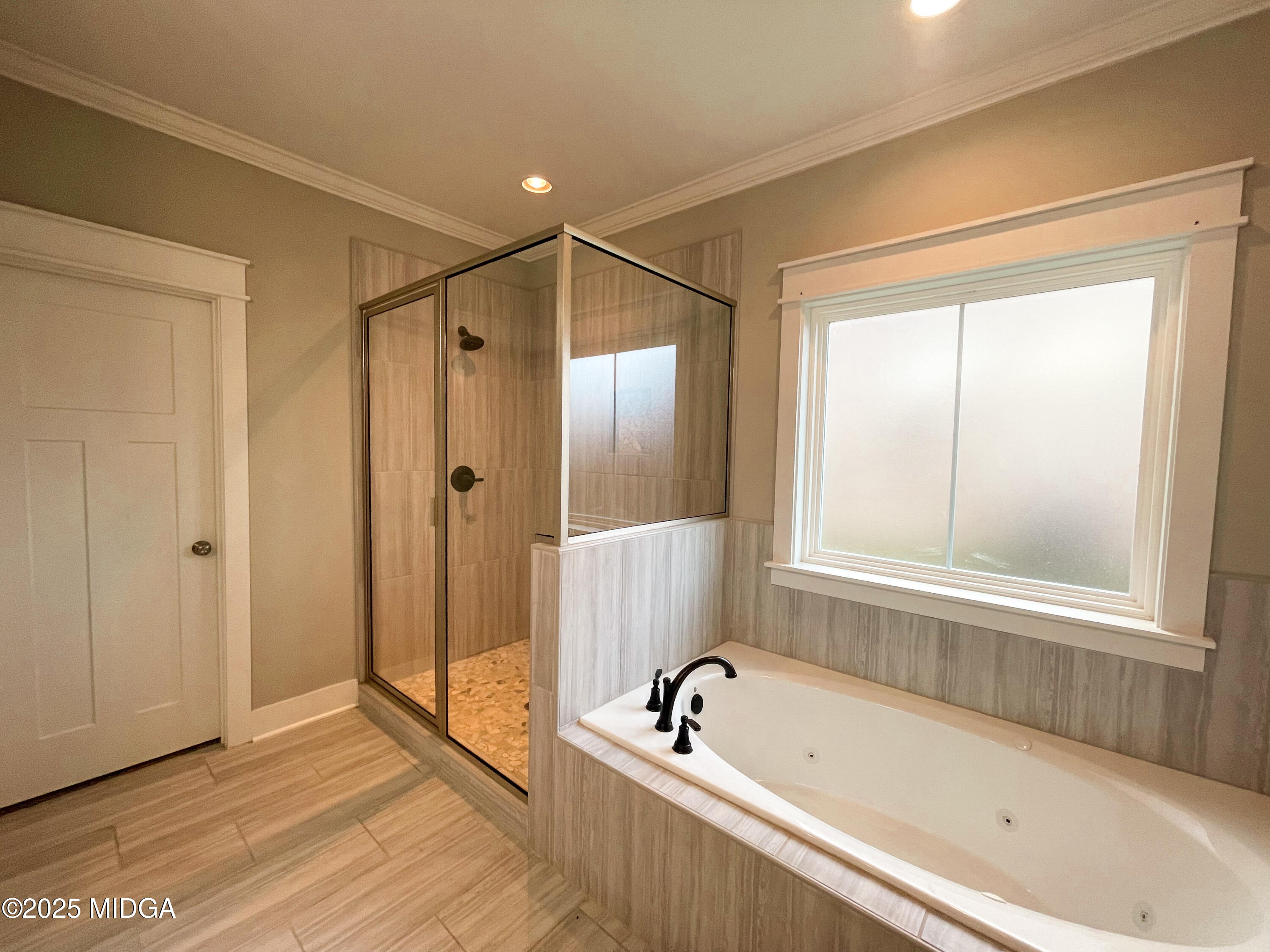 113 Perth Court Warner Robins, GA 31088 - Photo 14 of 28 a bathroom with a bathtub and a shower