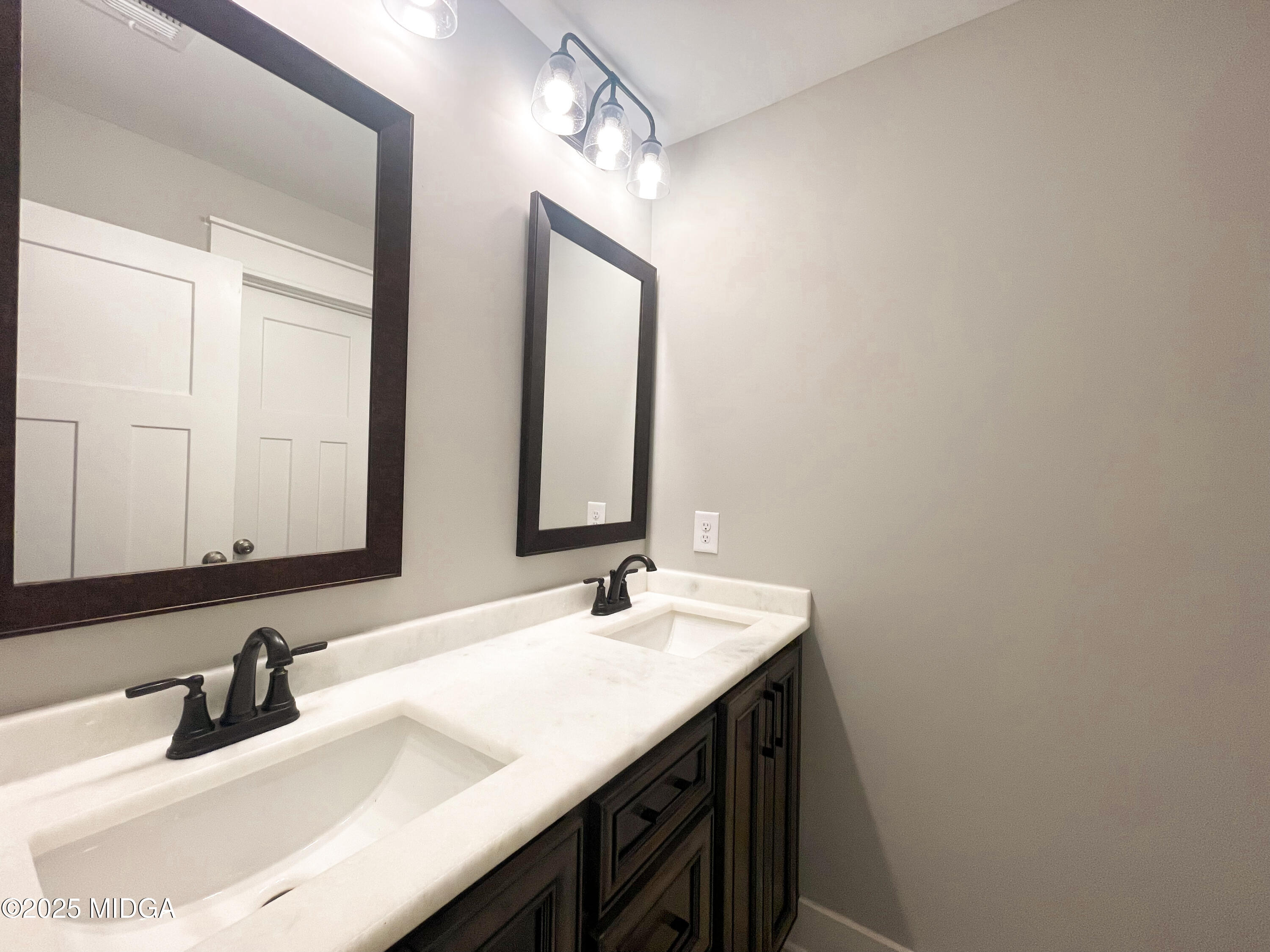 113 Perth Court Warner Robins, GA 31088 - Photo 18 of 28 a bathroom with 2 sink and a mirror