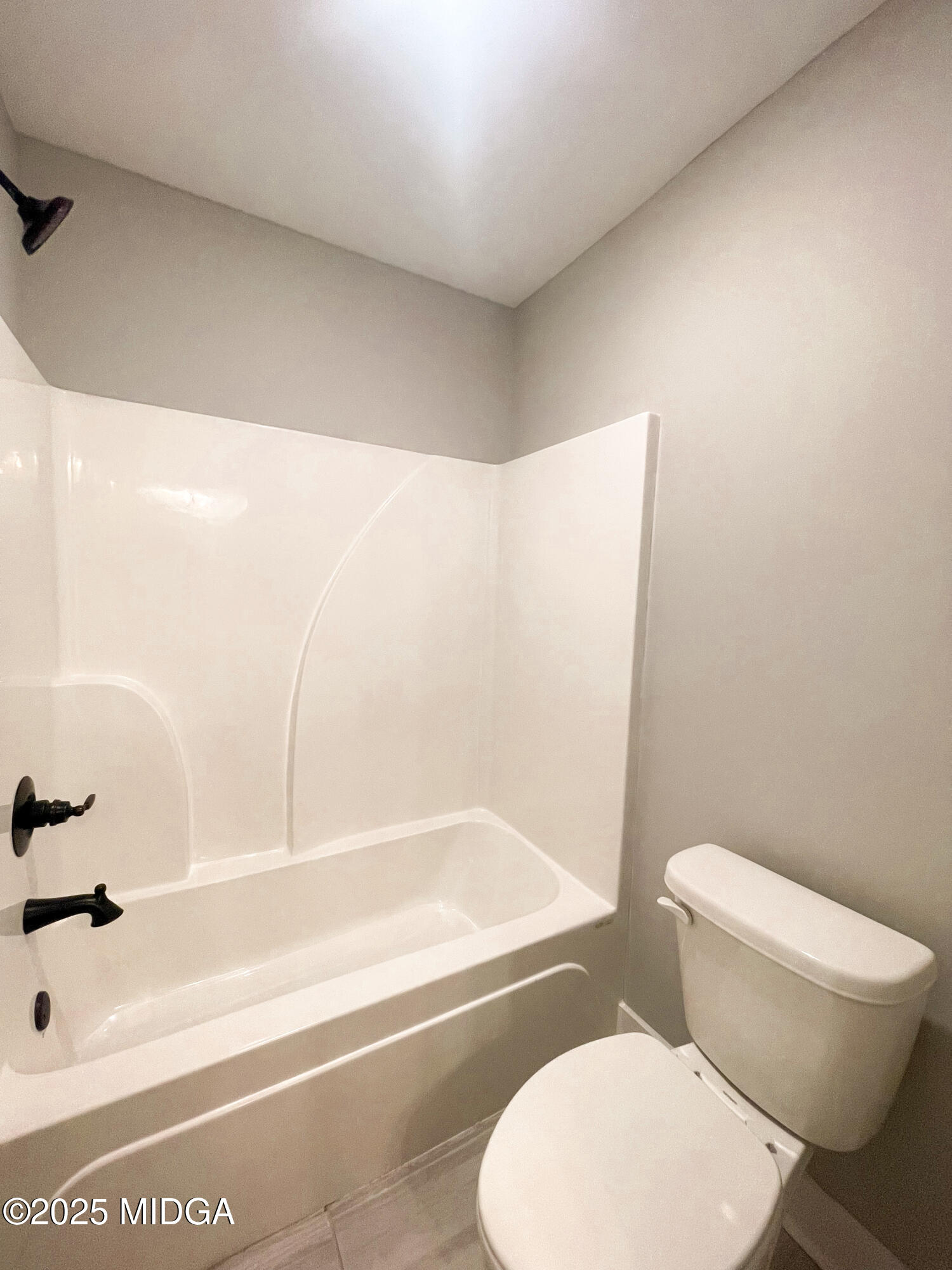 113 Perth Court Warner Robins, GA 31088 - Photo 19 of 28 a bathroom with a toilet and a bathtub