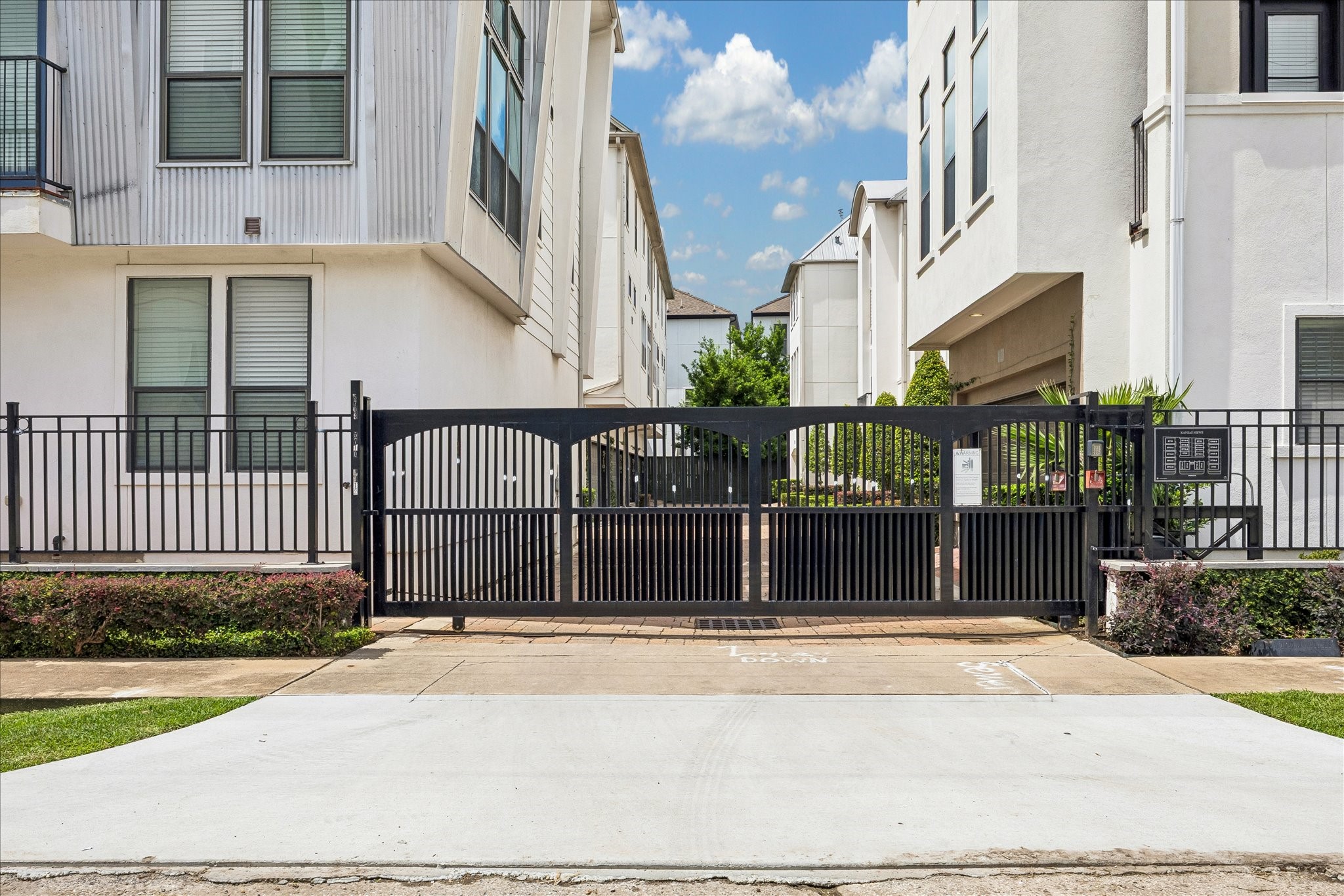 5708 Kansas Street, Unit B Houston, TX 77007 - Photo 20 of 20 Gated community