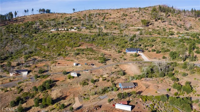 a view of a back yard