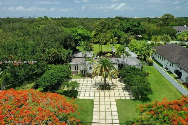 a view of a backyard