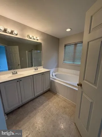 a view of empty room with window