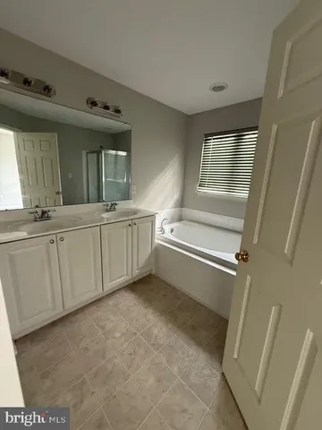 an empty room with windows and pillars in it