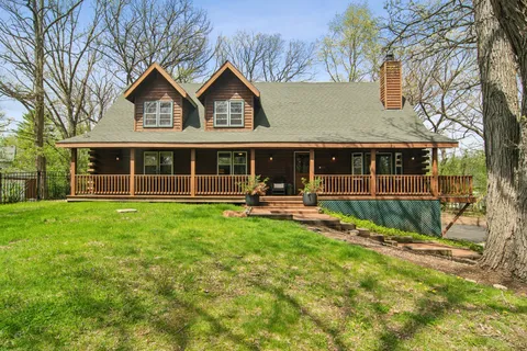 $565,000 | 200 Wildwood Lane, Fox River Grove, IL 60021