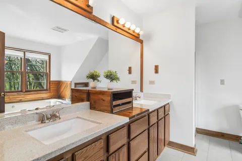 $565,000 | 200 Wildwood Lane, Fox River Grove, IL 60021