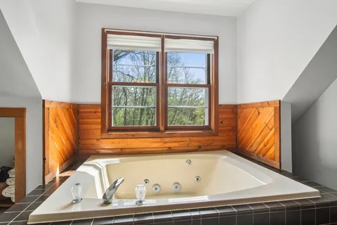 $565,000 | 200 Wildwood Lane, Fox River Grove, IL 60021