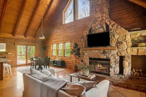 $565,000 | 200 Wildwood Lane, Fox River Grove, IL 60021