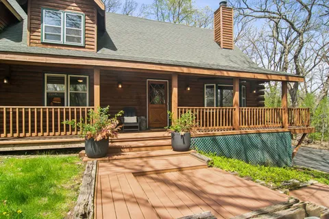 $565,000 | 200 Wildwood Lane, Fox River Grove, IL 60021