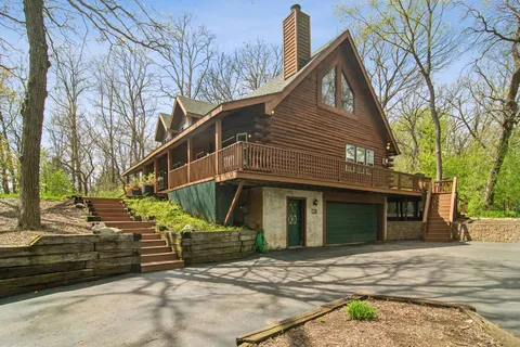 $565,000 | 200 Wildwood Lane, Fox River Grove, IL 60021