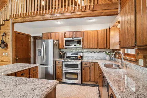 $565,000 | 200 Wildwood Lane, Fox River Grove, IL 60021