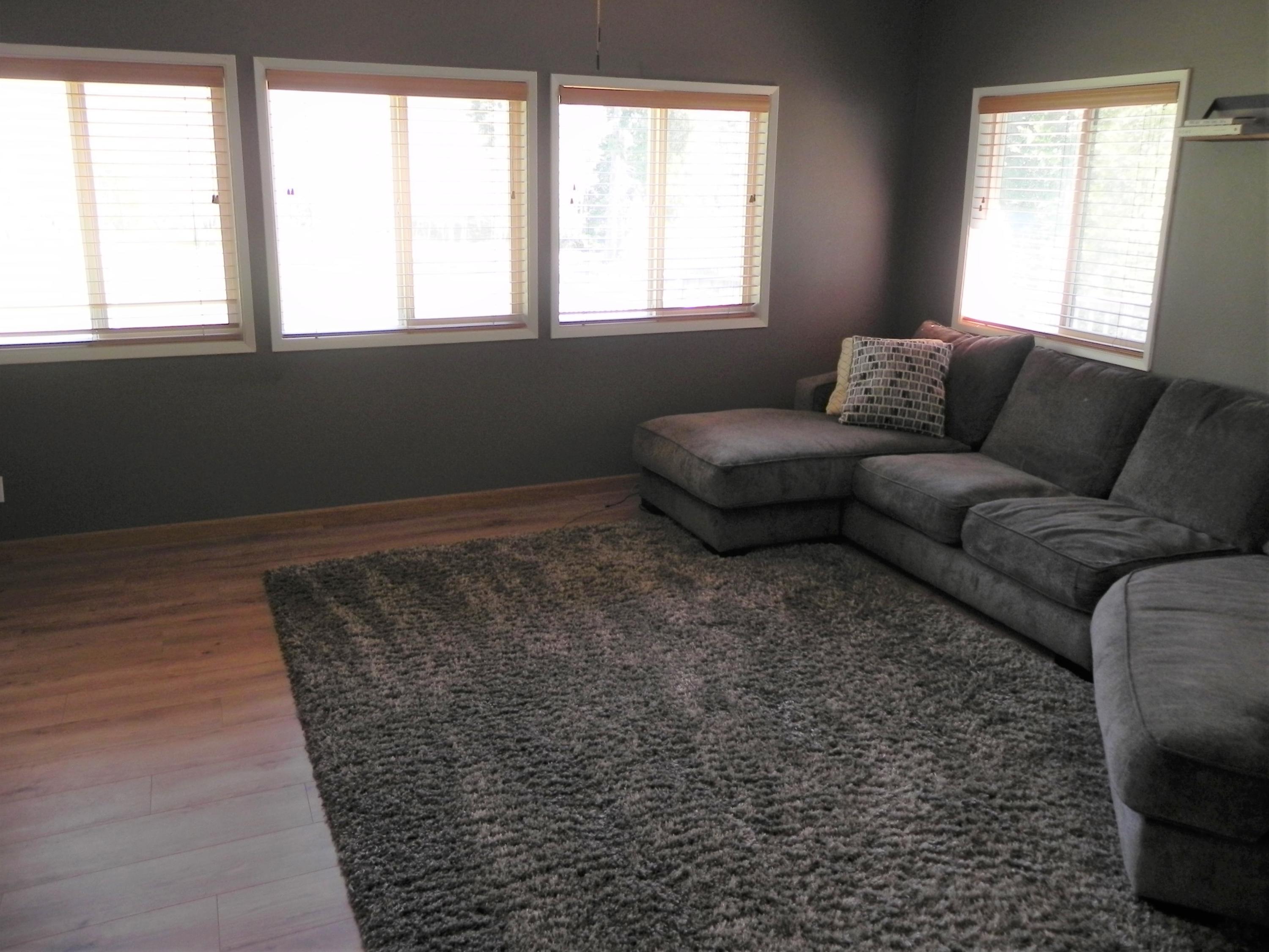 4334 Pleasant Creek Road Rogue River, OR 97537 - Photo 26 of 43 Living room with windows throughout.
