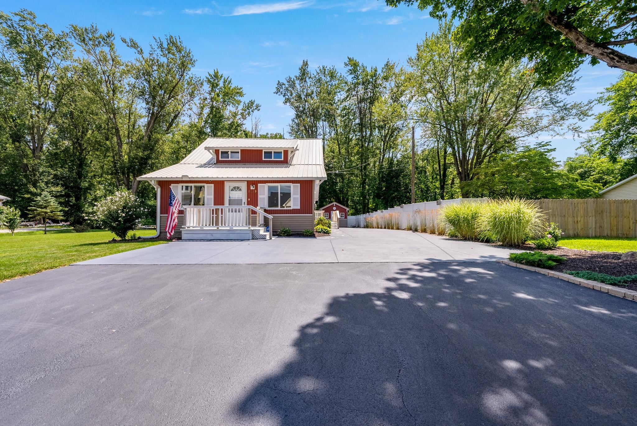 8629 East Hatchery Road Syracuse, IN 46567 - Photo 2 of 35