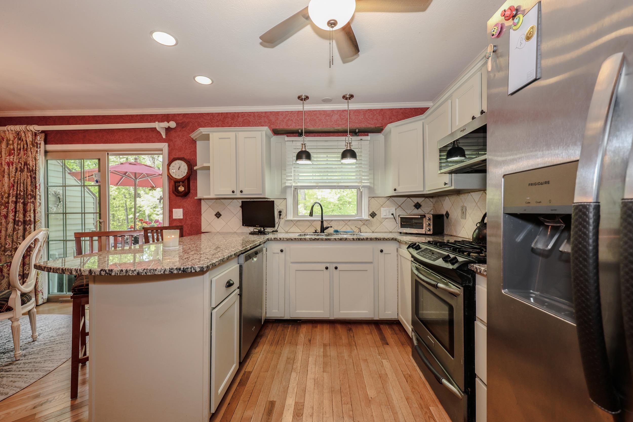 31 Stanstead Place Nashua, NH 03063 - Photo 6 of 42