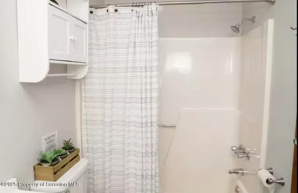 $2,100 | 221 Ash Drive, Long Pond, PA 18334