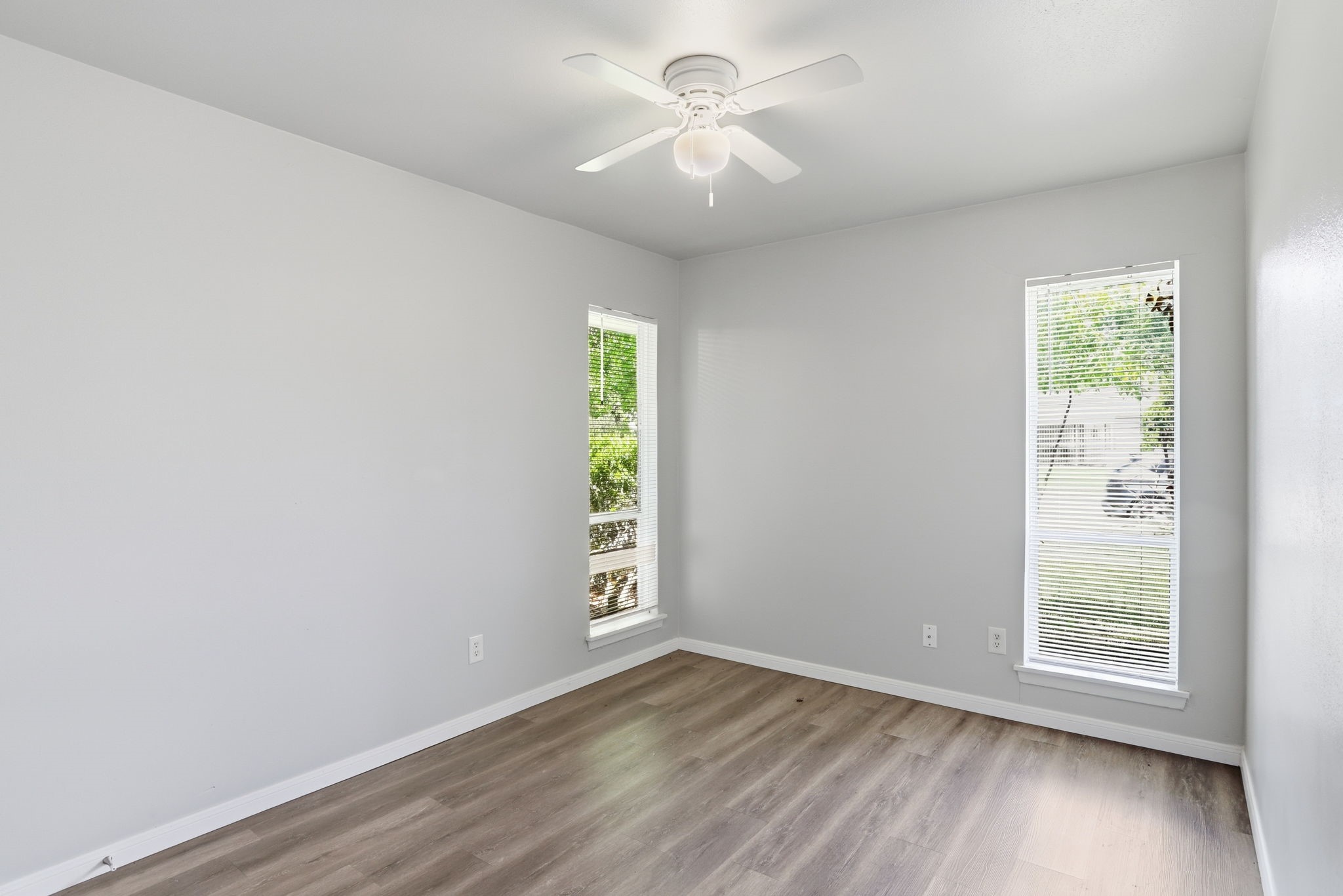 5242 Grace Point Lane Houston, TX 77048 - Photo 23 of 38 an empty room with windows and a ceiling fan