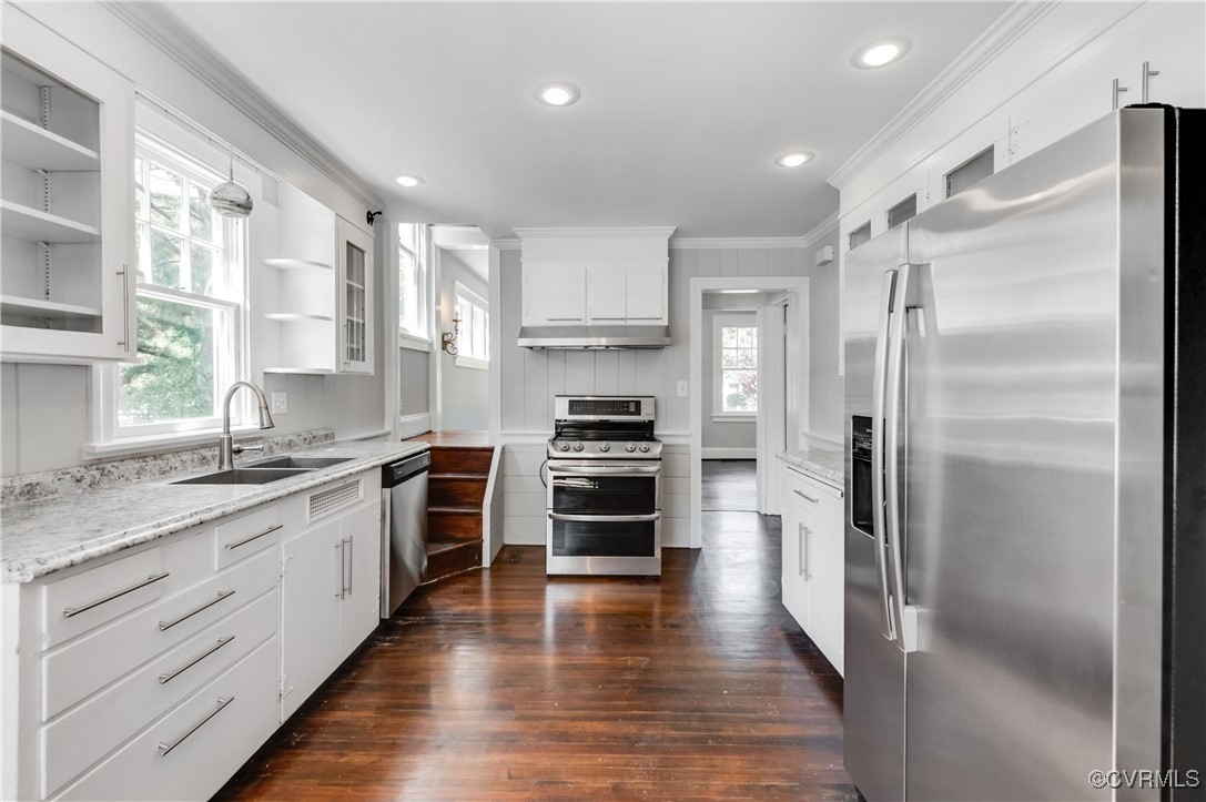 2821 Dumbarton Road Henrico, VA 23228 - Photo 15 of 37 Kitchen with appliances with stainless steel finis
