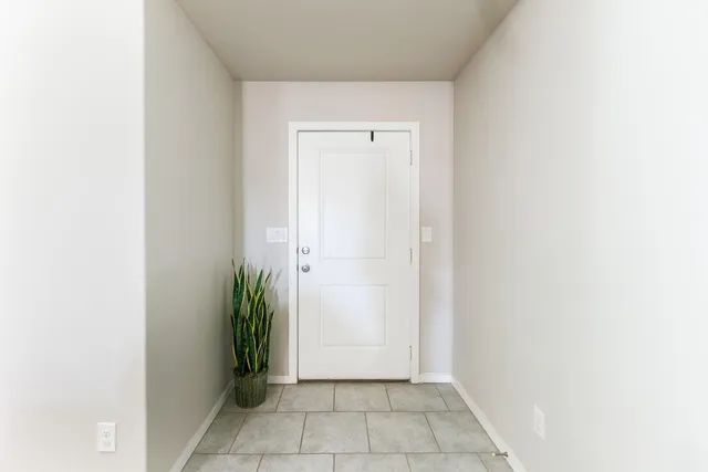 a view of entryway with window
