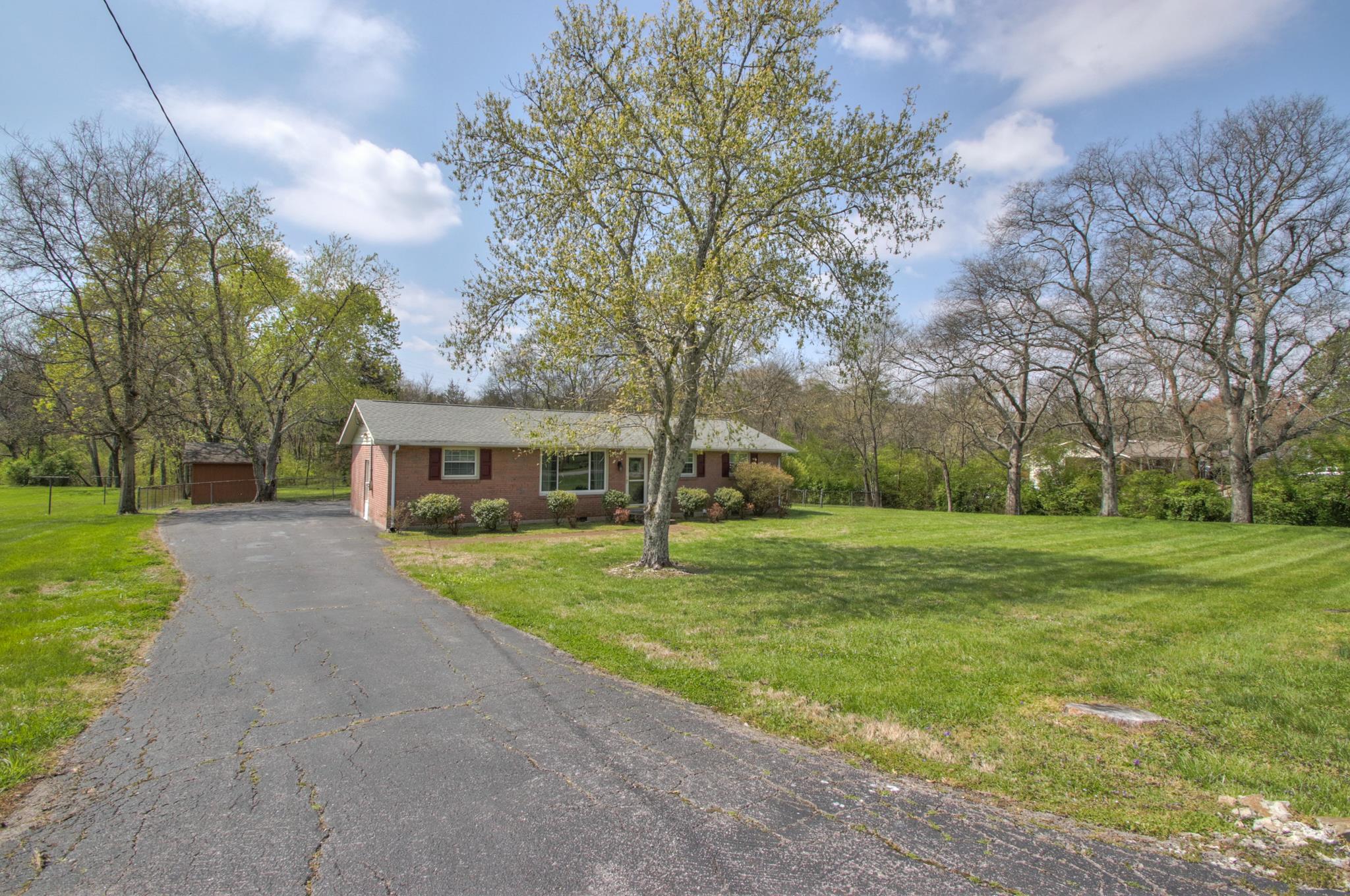 105 Edgebrook Road Goodlettsville, TN 37072 - Photo 3 of 23 Long Driveway