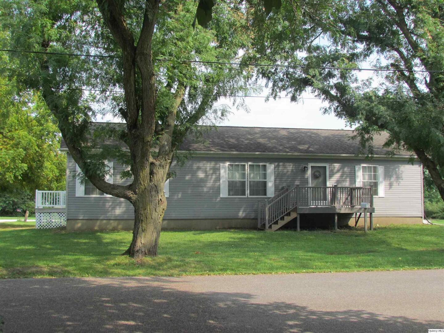 412 North Washington Street Carthage, IL 62321 - Photo 1 of 1 a front view of house with a garden and trees