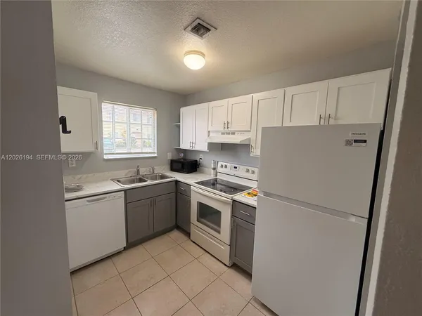 $2,699 | 2028 Northeast 167th Street, Unit 3152, North Miami Beach, FL 33162