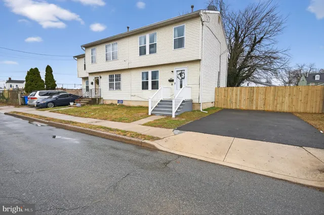 a view of a house with backyard