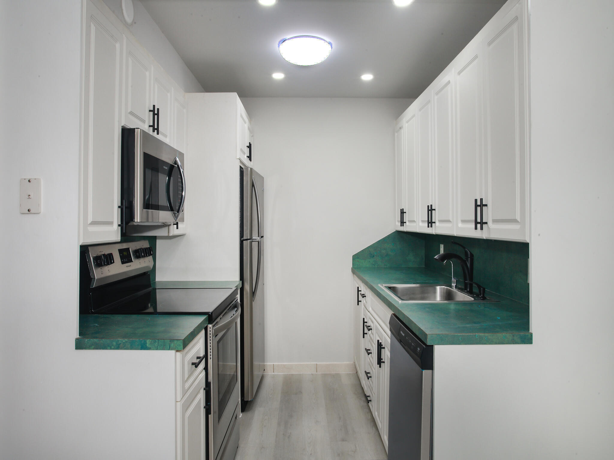 3015 Guildford East Boca Raton, FL 33434 - Photo 9 of 41 KITCHEN