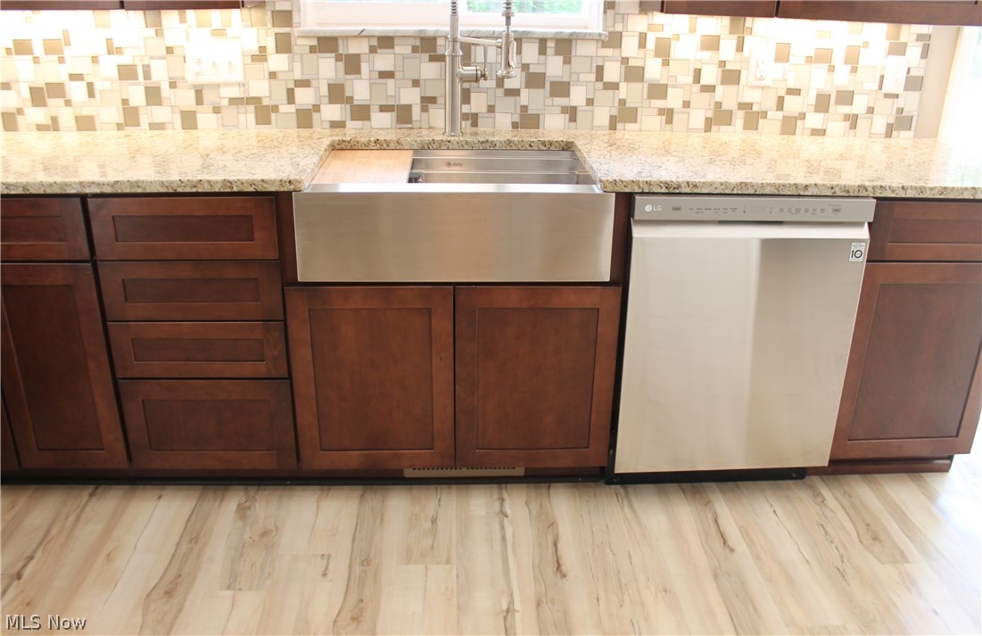 2813 Center Road Ashtabula, OH 44004 - Photo 20 of 35 Apron Front - Kraftmaid Kitchen - Whisper Touch Tech hinges and slides.