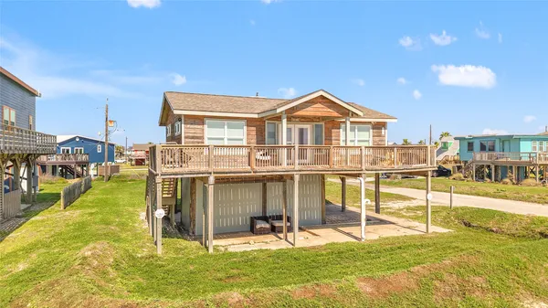 $499,999 | 902 Beach Drive, Surfside Beach, TX 77541