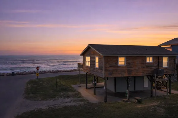 $499,999 | 902 Beach Drive, Surfside Beach, TX 77541