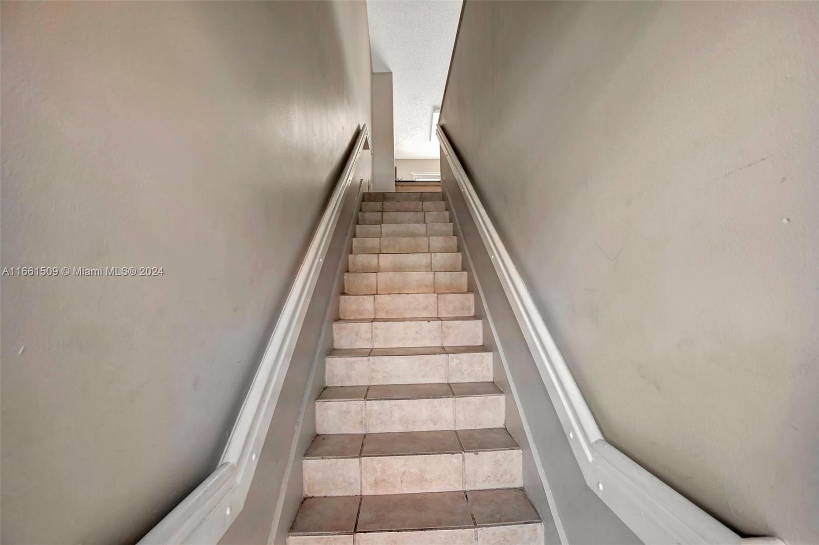 2527 West 76th Street, Unit 208 Hialeah, FL 33016 - Photo 5 of 37 a view of entryway