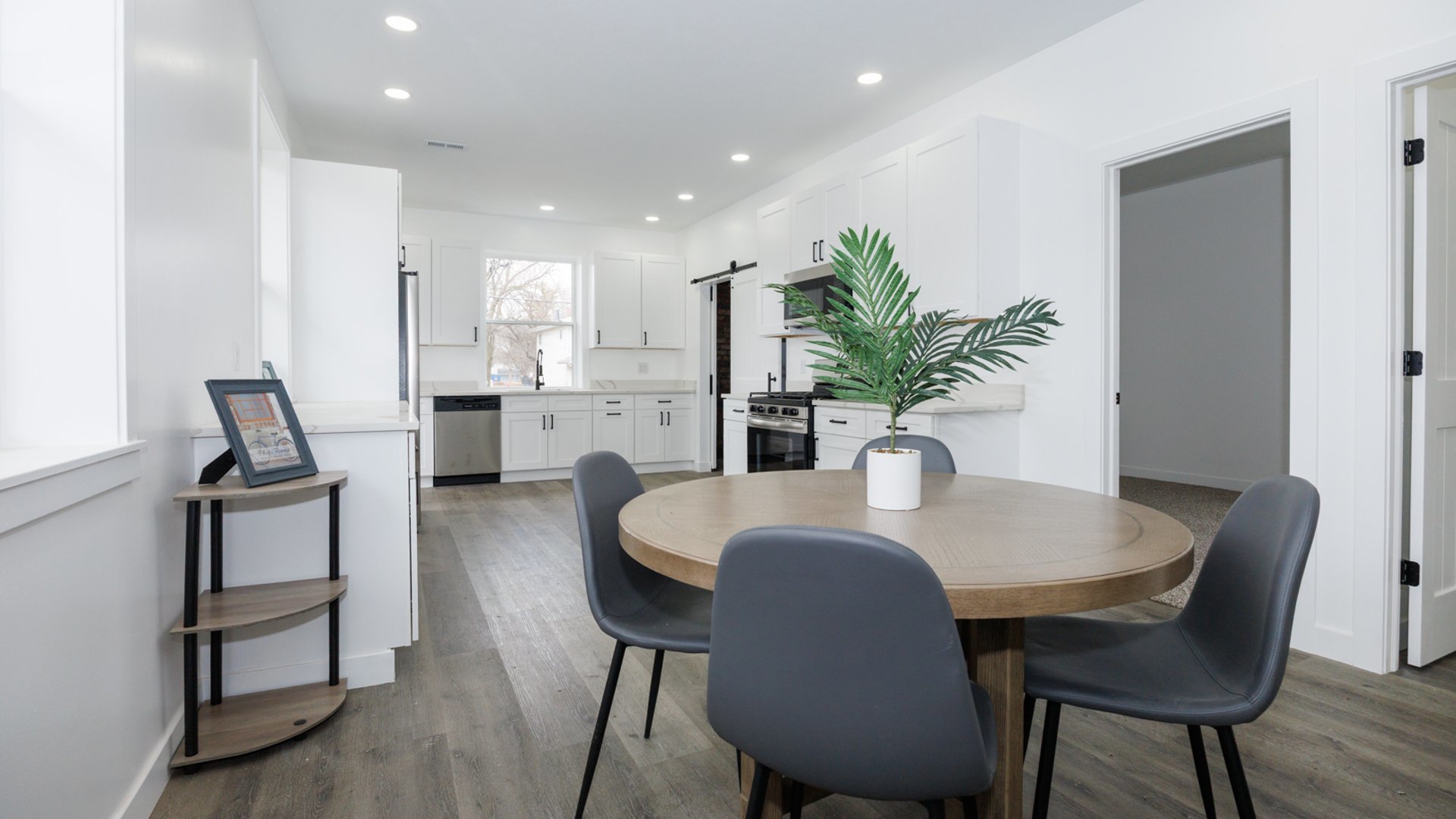 733 West Prairie Street Pontiac, IL 61764 - Photo 12 of 32 a dining room with furniture and potted plant