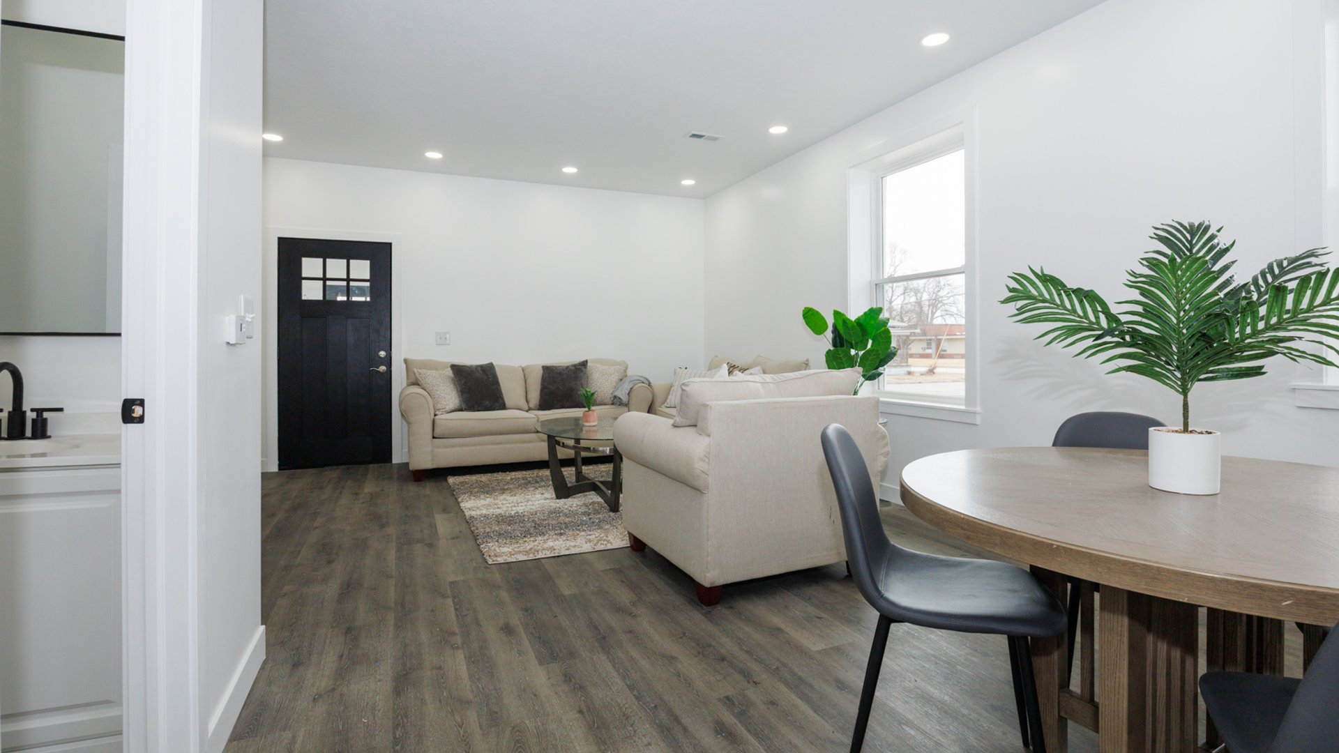 733 West Prairie Street Pontiac, IL 61764 - Photo 16 of 32 a living room with furniture and a potted plant
