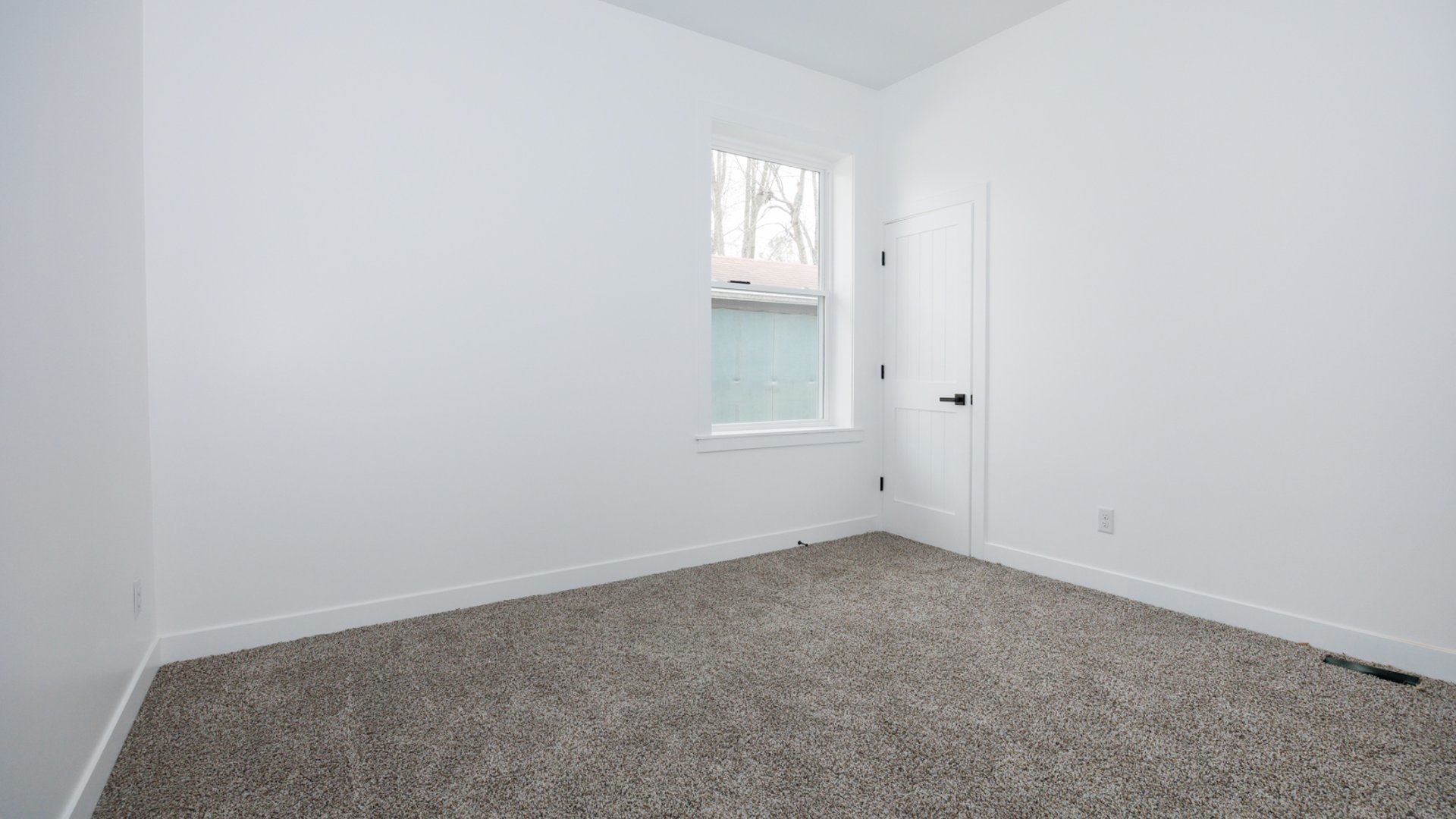 733 West Prairie Street Pontiac, IL 61764 - Photo 18 of 32 an empty room with windows and closet