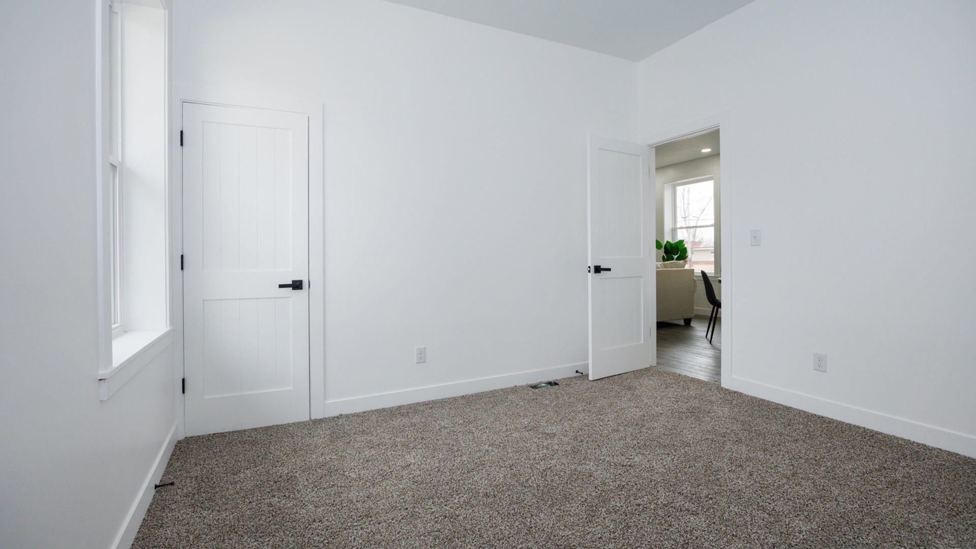 733 West Prairie Street Pontiac, IL 61764 - Photo 20 of 32 a view of room with hardwood floor and windows