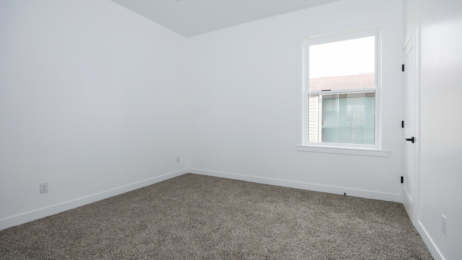 733 West Prairie Street Pontiac, IL 61764 - Photo 21 of 32 an empty room with a window