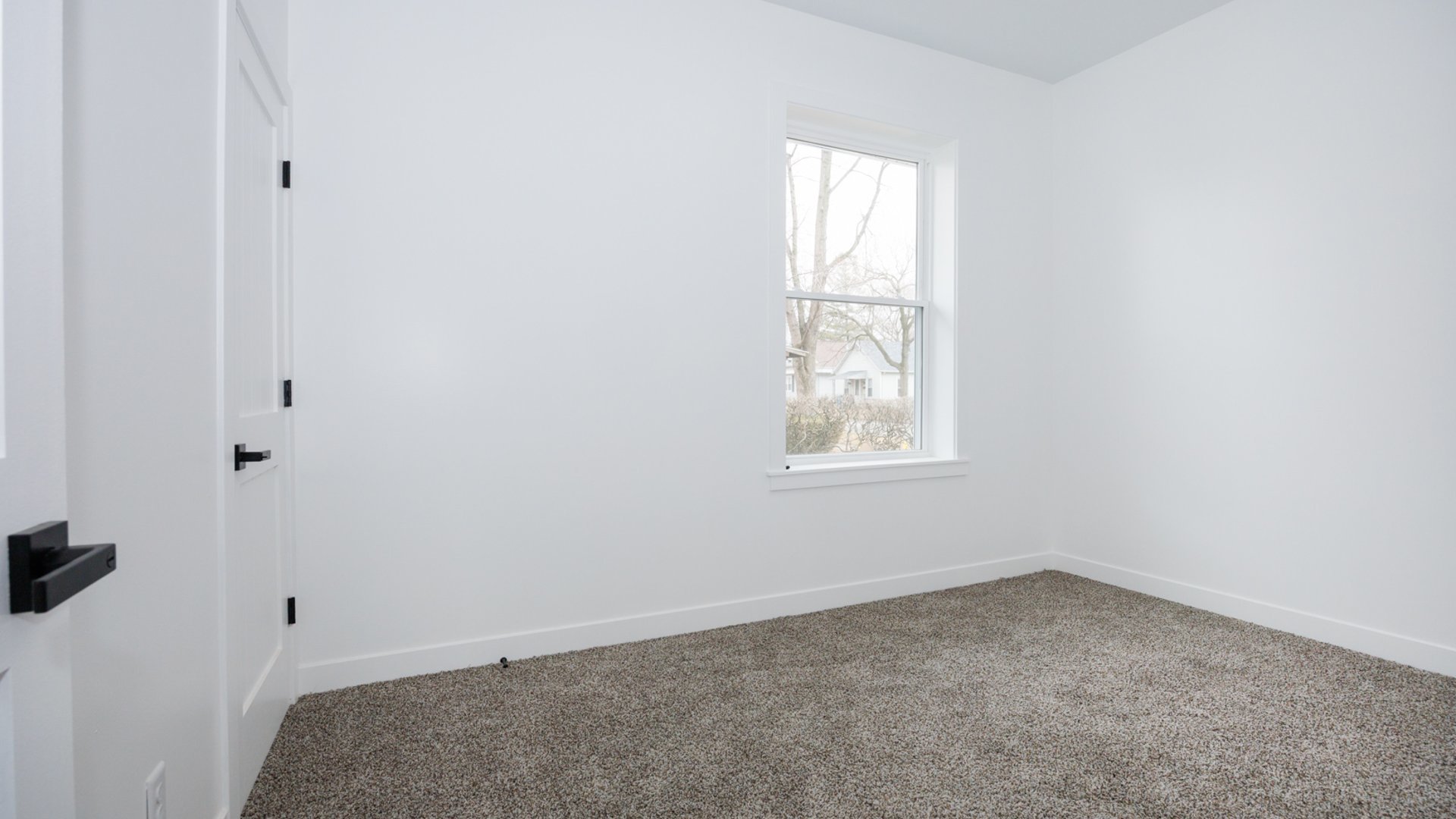 733 West Prairie Street Pontiac, IL 61764 - Photo 24 of 32 an empty room with windows