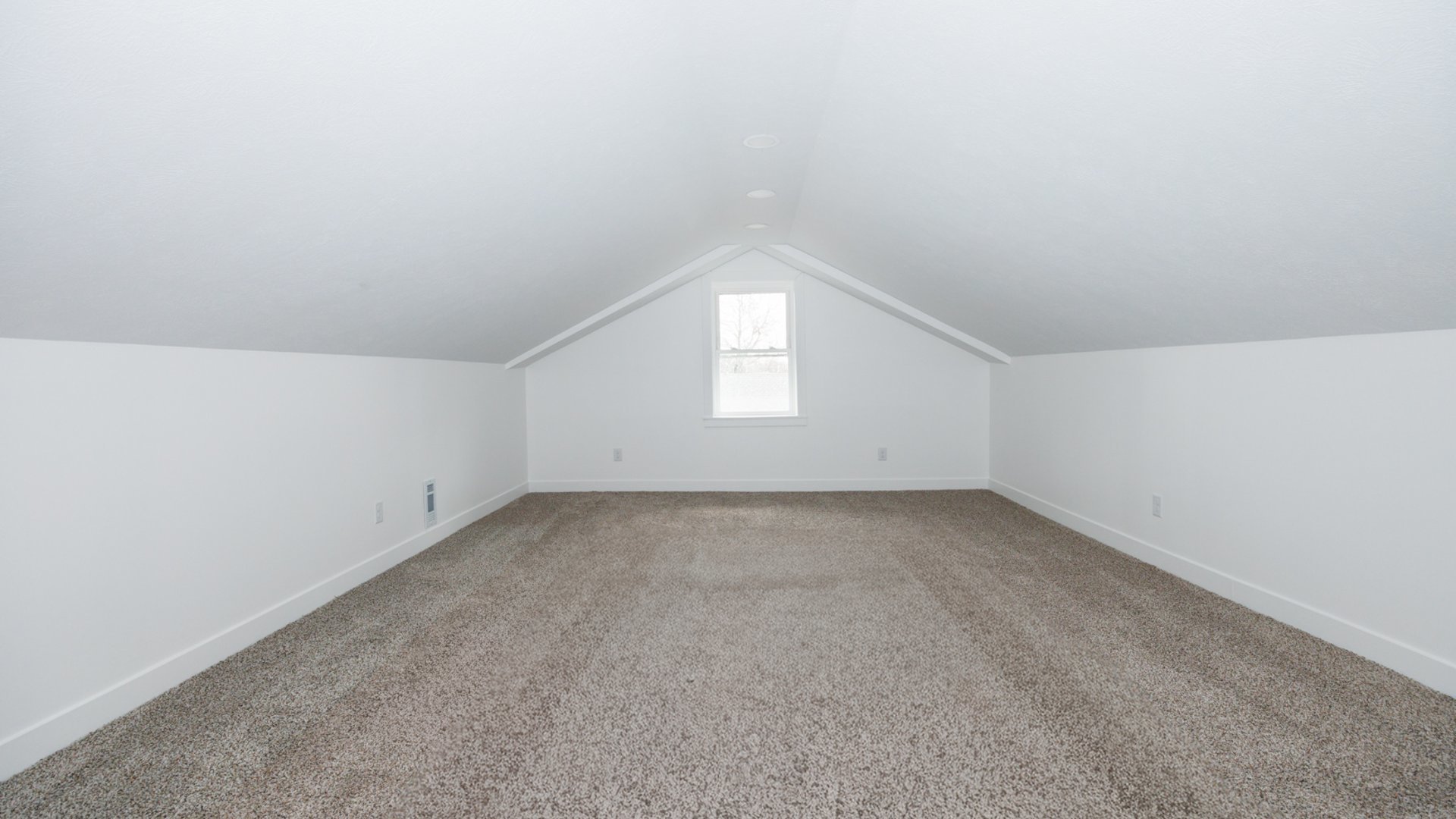 733 West Prairie Street Pontiac, IL 61764 - Photo 27 of 32 an empty room that has a window