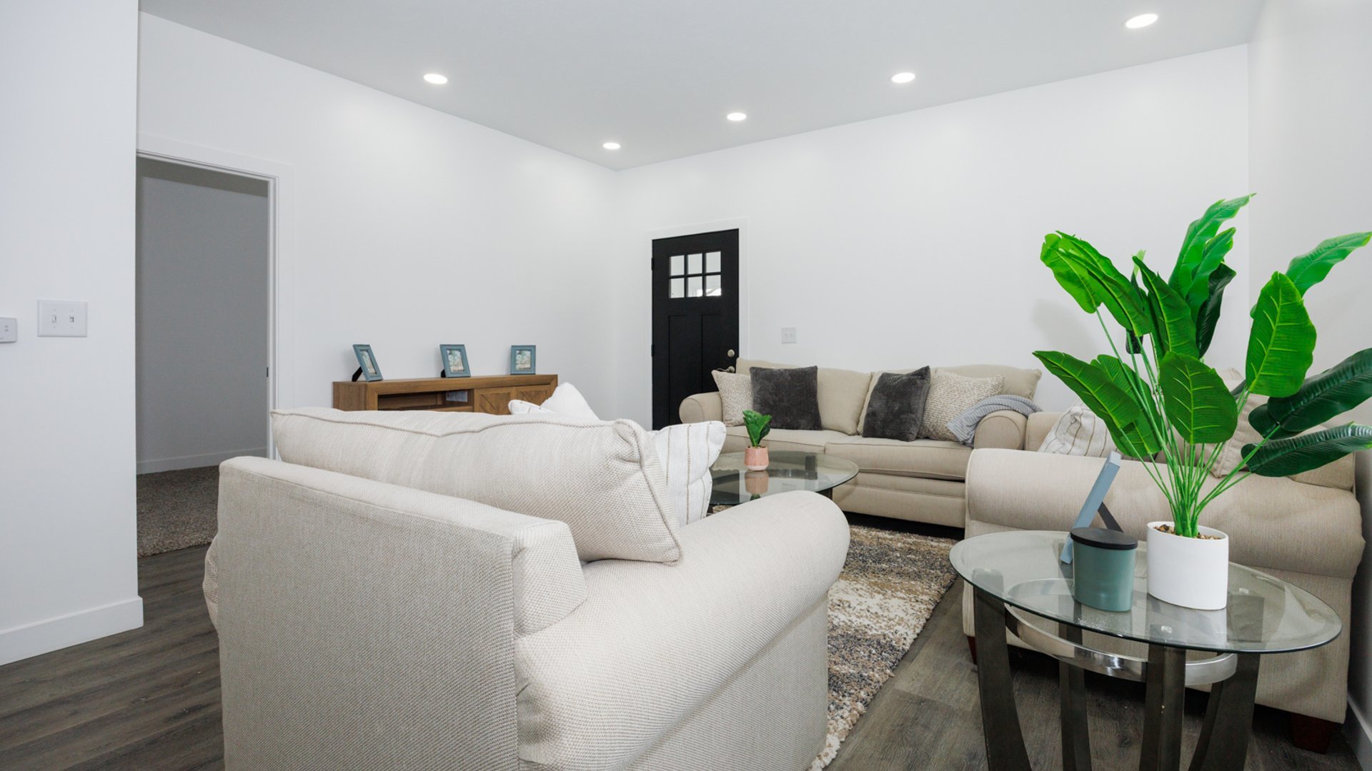 733 West Prairie Street Pontiac, IL 61764 - Photo 3 of 32 a living room with furniture and a potted plant