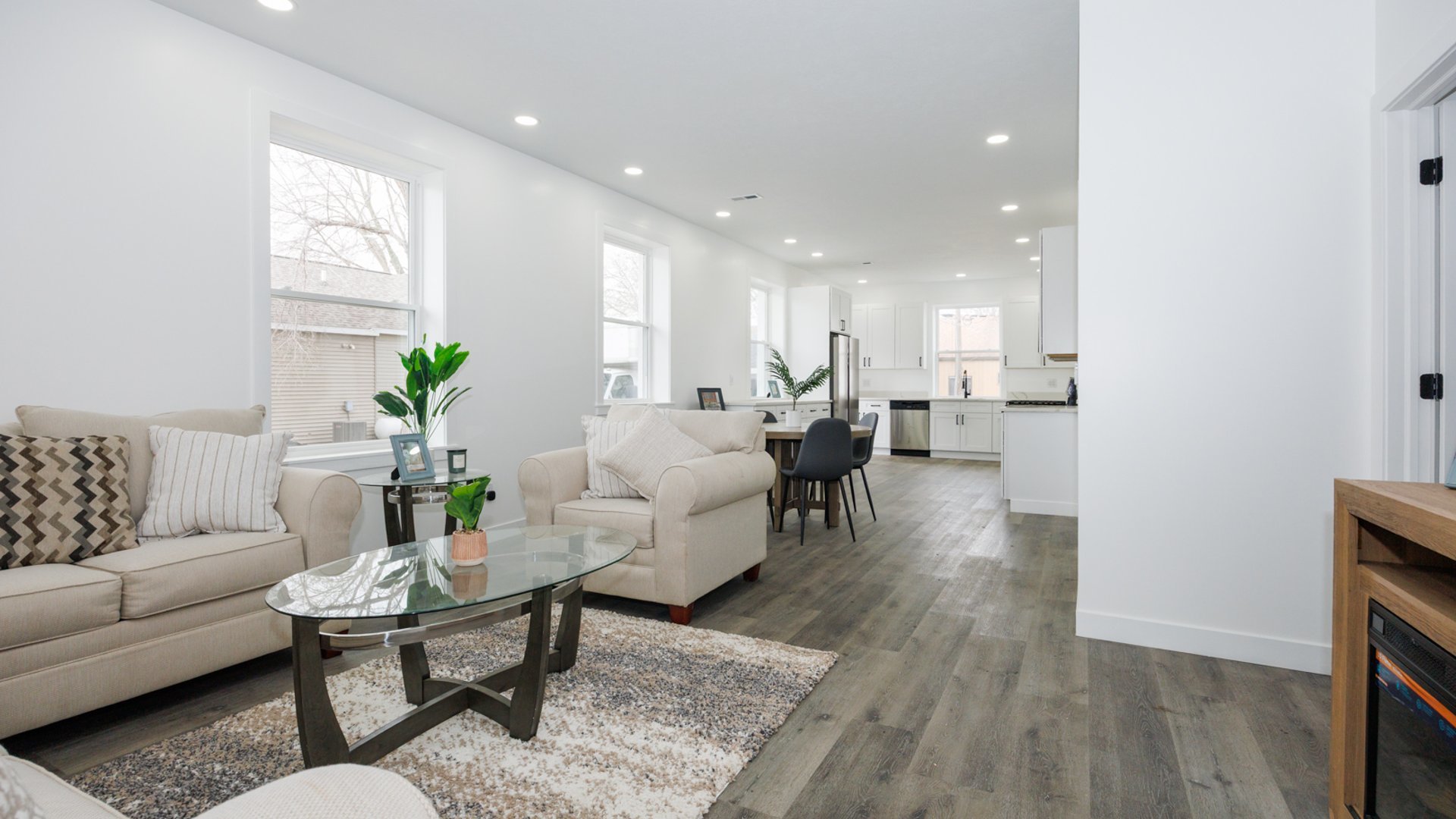 733 West Prairie Street Pontiac, IL 61764 - Photo 4 of 32 a living room with furniture and a potted plant