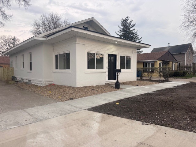 733 West Prairie Street Pontiac, IL 61764 - Photo 5 of 32 a front view of a house with a yard