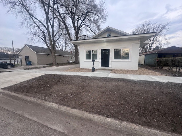 733 West Prairie Street Pontiac, IL 61764 - Photo 6 of 32 a front view of a house with a yard and garage