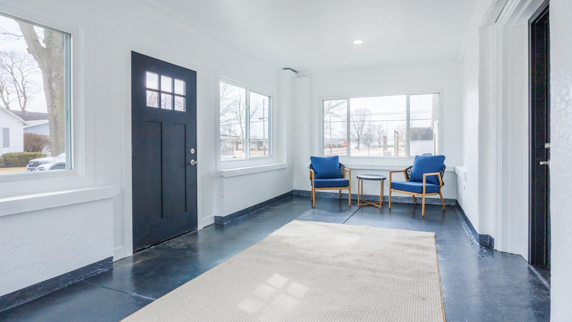 733 West Prairie Street Pontiac, IL 61764 - Photo 8 of 32 a living room with furniture and a window