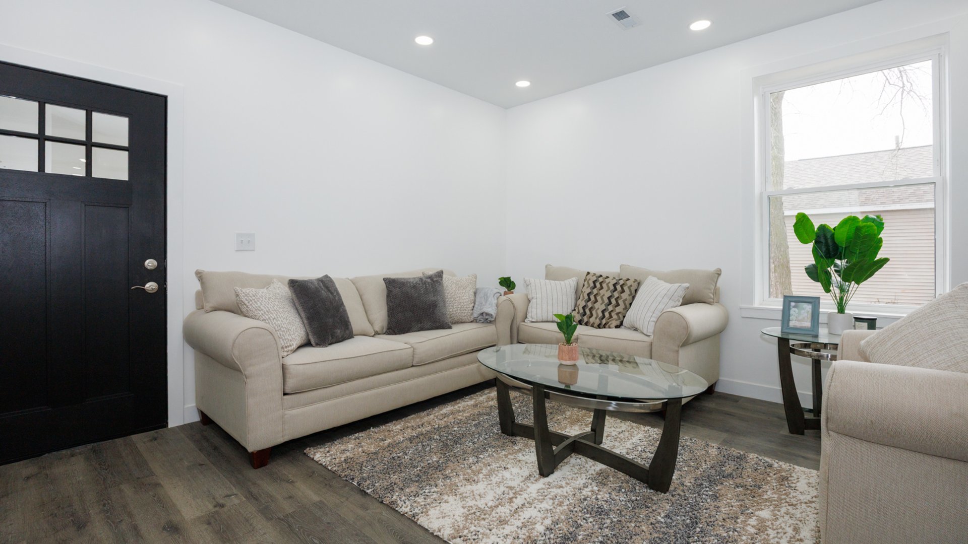 733 West Prairie Street Pontiac, IL 61764 - Photo 10 of 32 a living room with furniture and wooden floor