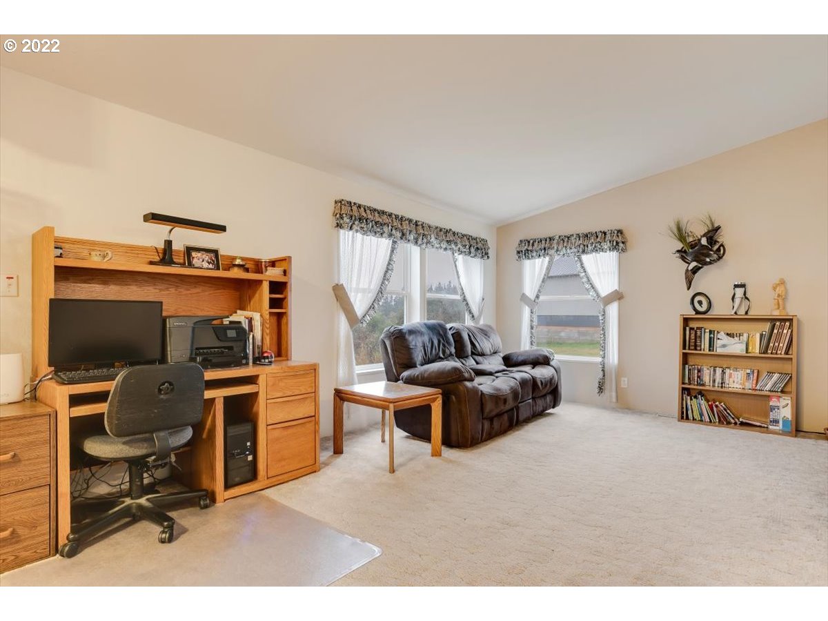 17190 South Holcomb Road Oregon City, OR 97045 - Photo 8 of 31 Gallery Image 8