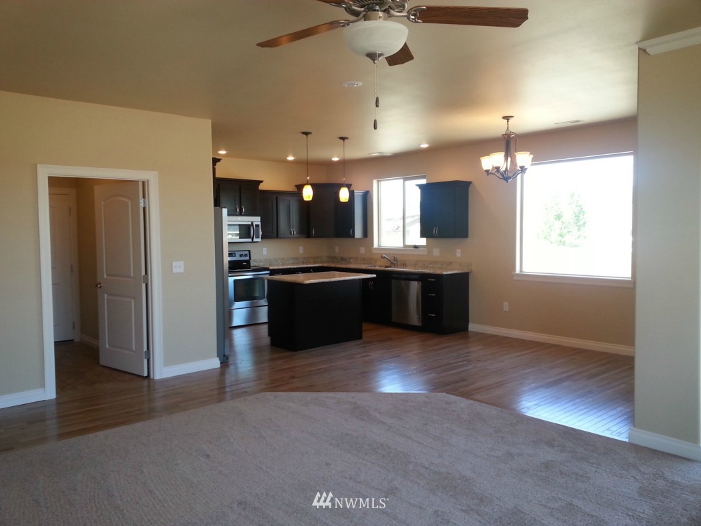 1128 Abbey Road Moses Lake, WA 98837 - Photo 4 of 13 Gallery Image 4